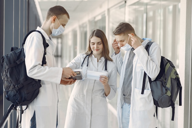 Estudiantes de medicina están en el pasillo con máscaras