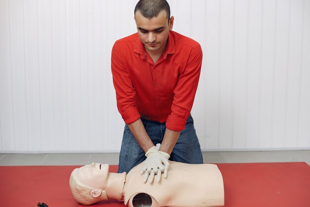 Los estudiantes de medicina están practicando