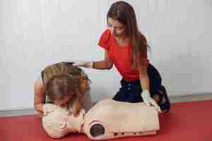 Foto gratuita los estudiantes de medicina están practicando