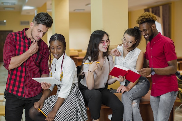 Estudiantes multiétnicos que estudian en la biblioteca
