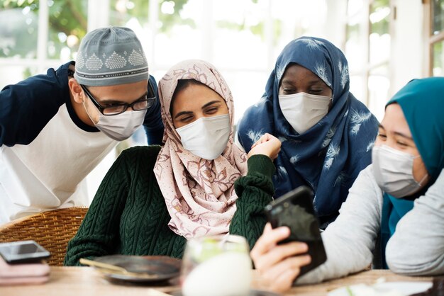Estudiantes musulmanes con máscaras colgando en la nueva normalidad