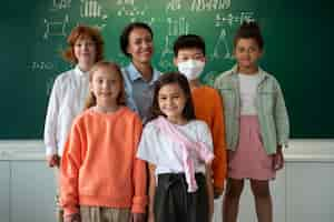 Foto gratuita estudiantes de niño en la escuela