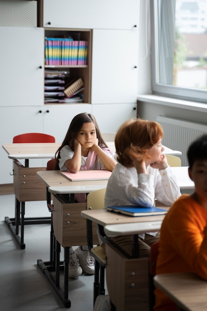 Estudiantes de niño en la escuela