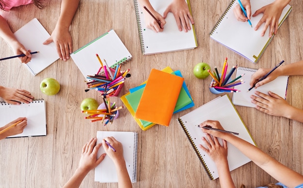 Estudiantes ocupados sobre una mesa