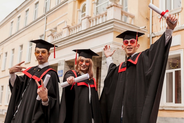 Estudiantes orgullosos de graduarse