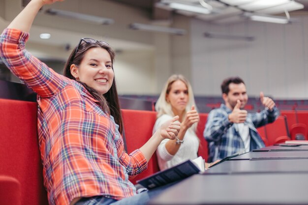 Estudiantes pasando un buen rato en la sala de conferencias