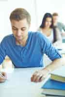 Foto gratuita estudiantes pasando su examen