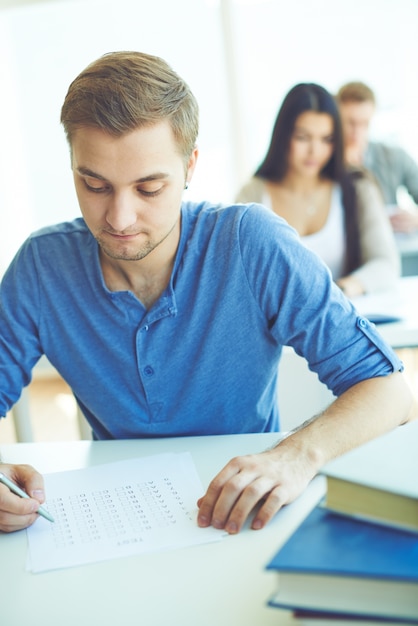 Estudiantes pasando su examen