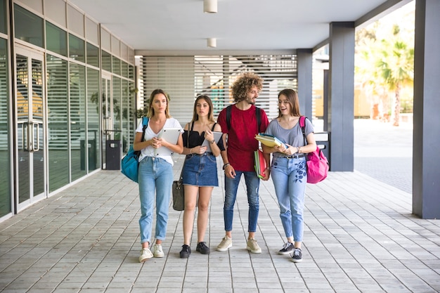 Estudiantes de pie cerca de la construcción de la universidad