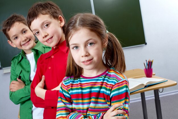 Estudiantes de pie en una fila en clase