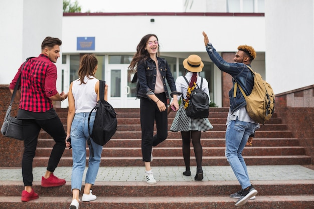 Estudiantes posando en las escaleras caminando hacia arriba