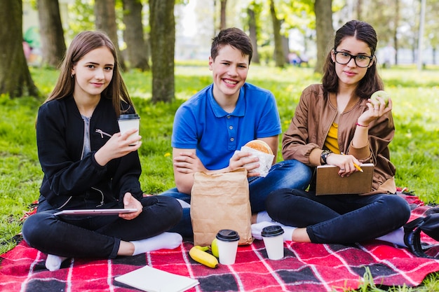 Foto gratuita estudiantes posando a la hora del almuerzo