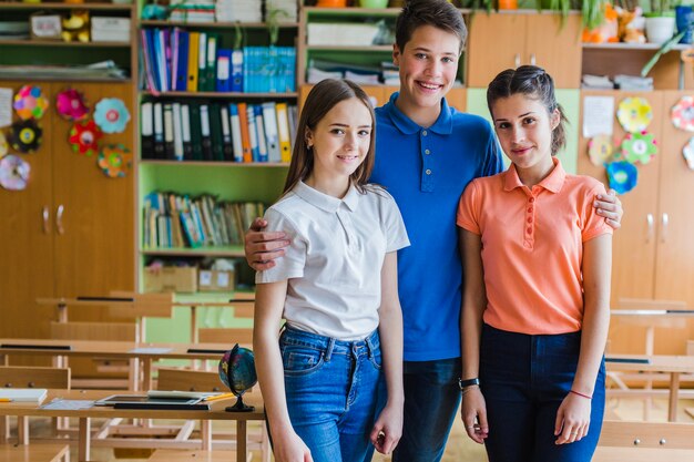 Estudiantes posando y sonriendo en clase