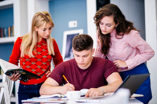 Los estudiantes se preparan para el examen juntos