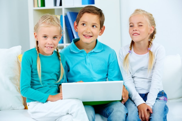 Estudiantes de primaria aprendiendo en casa