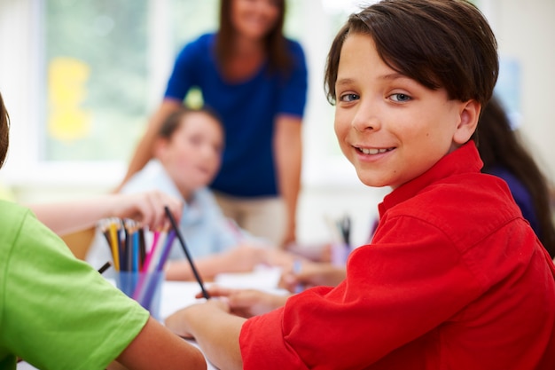 Estudiantes de primaria durante su lección.