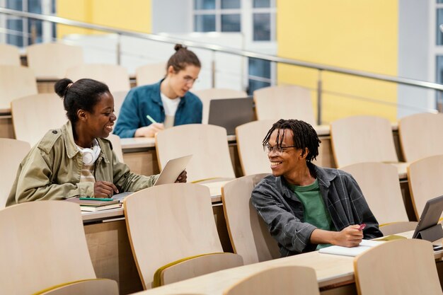 Estudiantes que asisten a una clase universitaria.