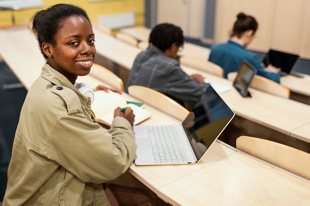 Foto gratuita estudiantes que asisten a una clase universitaria.