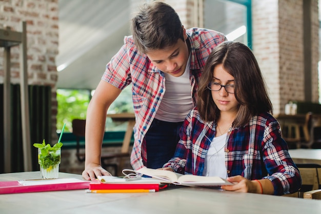 Estudiantes que colaboran en el libro de texto