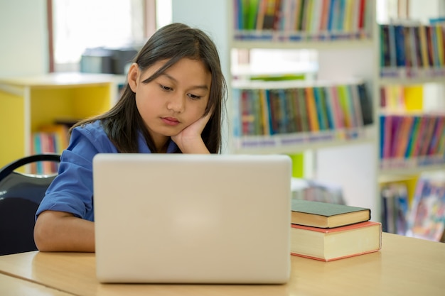 Estudiantes que se enfocan en la educación en la biblioteca.