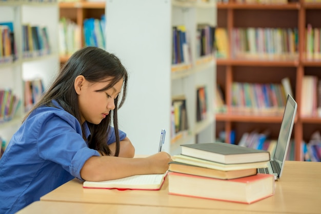 Estudiantes que se enfocan en la educación en la biblioteca.