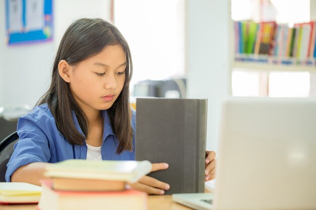 Estudiantes que se enfocan en la educación en la biblioteca.