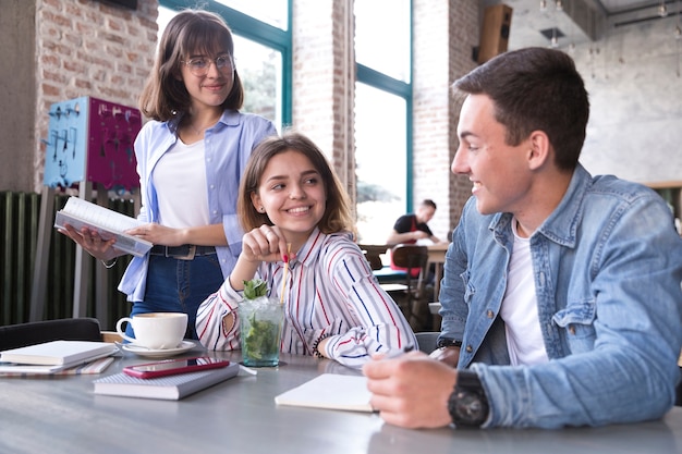 Foto gratuita estudiantes que estudian en cafe