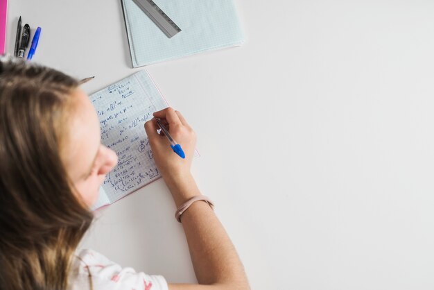 Estudiantes que resuelven problemas matemáticos