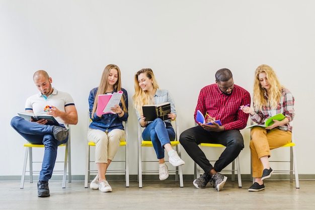 Foto gratuita estudiantes que tienen una conversación animada