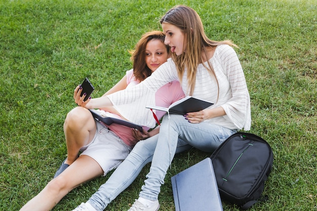 Estudiantes que toman selfie mientras que estudia