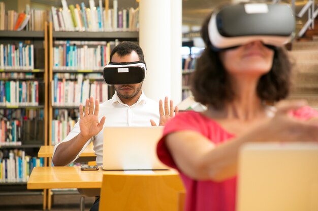 Estudiantes que usan simuladores de realidad virtual para estudiar