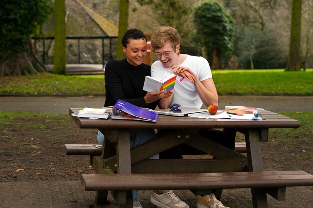 Foto gratuita estudiantes queer de vista frontal al aire libre