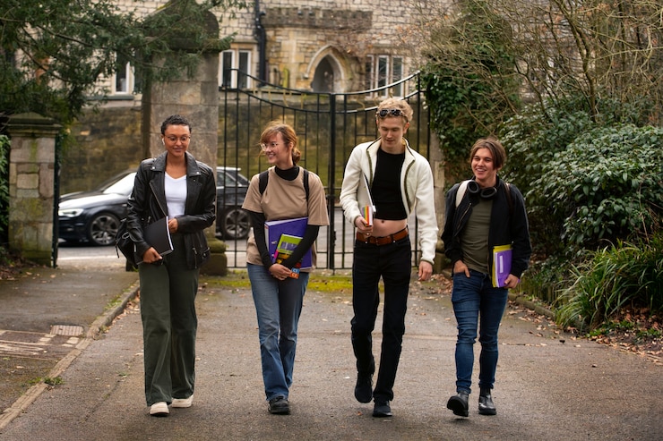 Foto gratuito estudiantes queer de vista frontal al aire libre