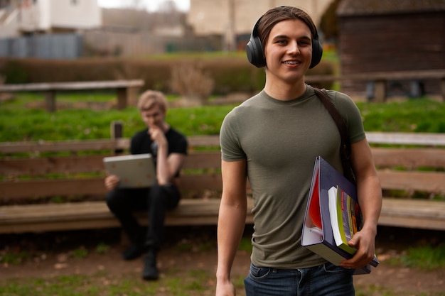 Foto gratuita estudiantes queer de vista frontal al aire libre