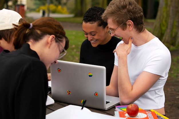 Foto gratuita estudiantes queer de vista lateral al aire libre