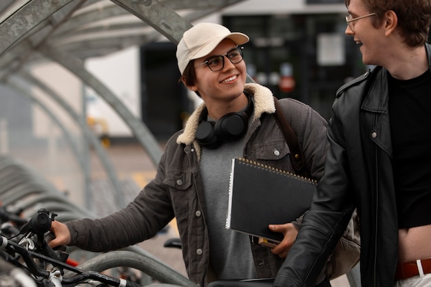 Foto gratuita estudiantes queer de vista lateral al aire libre