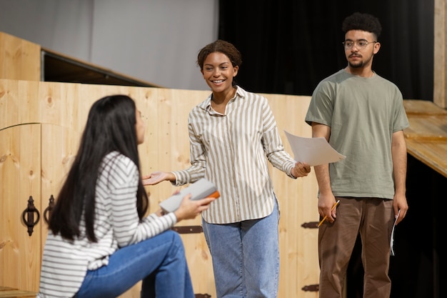 Estudiantes repasando para la clase de teatro