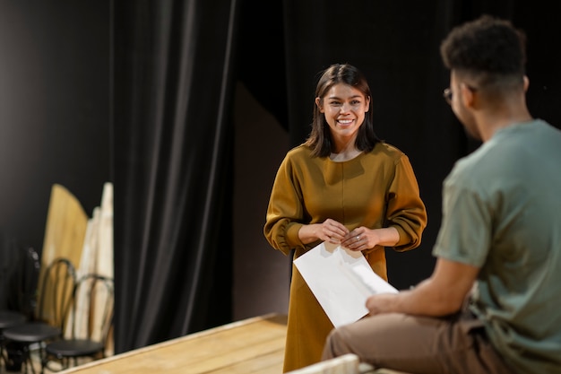 Foto gratuita estudiantes repasando para la clase de teatro