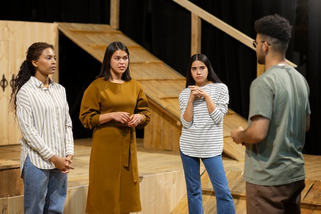 Estudiantes repasando para la clase de teatro