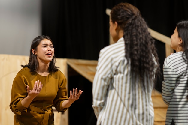 Estudiantes repasando para la clase de teatro