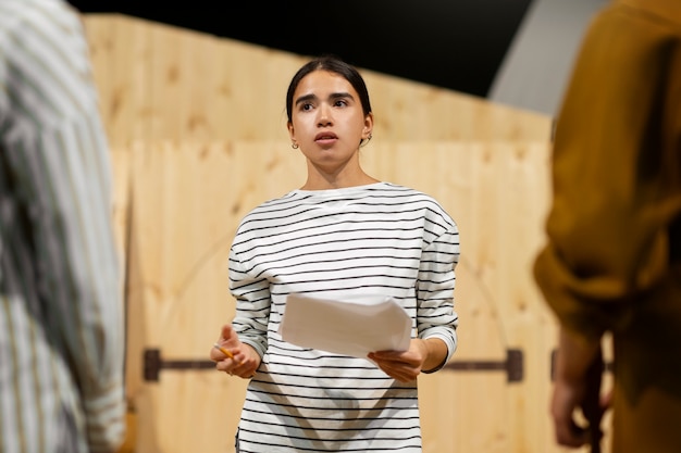 Foto gratuita estudiantes repasando para la clase de teatro