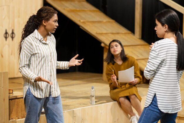 Estudiantes repasando para la clase de teatro