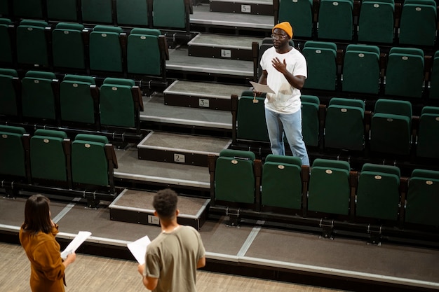 Foto gratuita estudiantes repasando para la clase de teatro