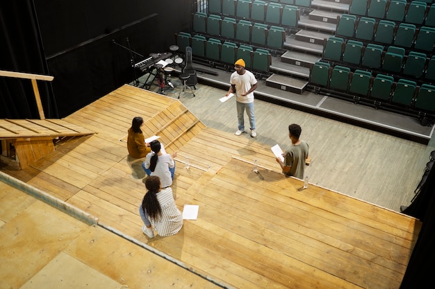 Foto gratuita estudiantes repasando para la clase de teatro