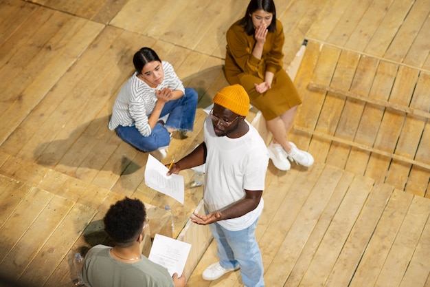 Foto gratuita estudiantes repasando para la clase de teatro