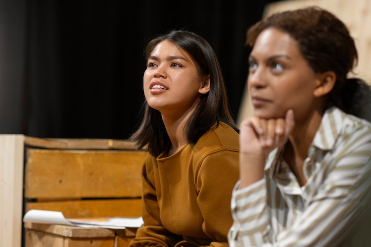 Foto gratuito estudiantes repasando para la clase de teatro