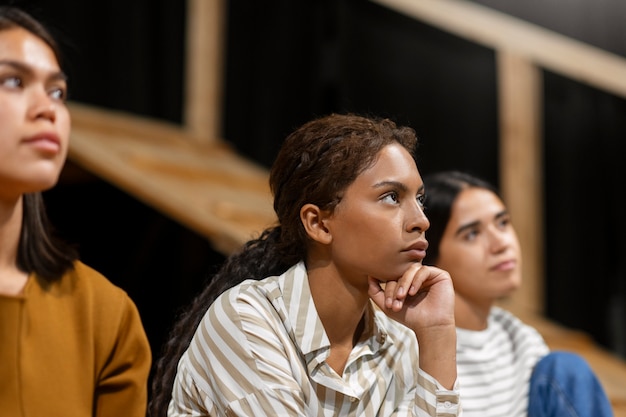 Foto gratuita estudiantes repasando para la clase de teatro