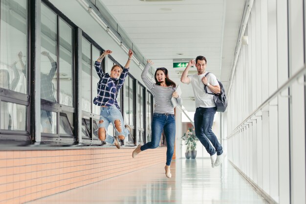 Estudiantes saltando en la universidad
