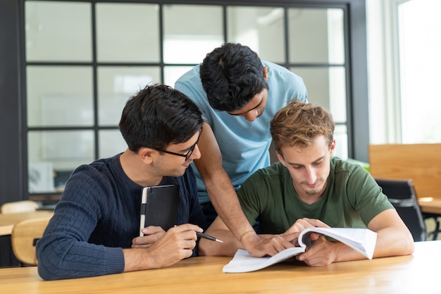 Estudiantes serios centrados en la asignación de clase