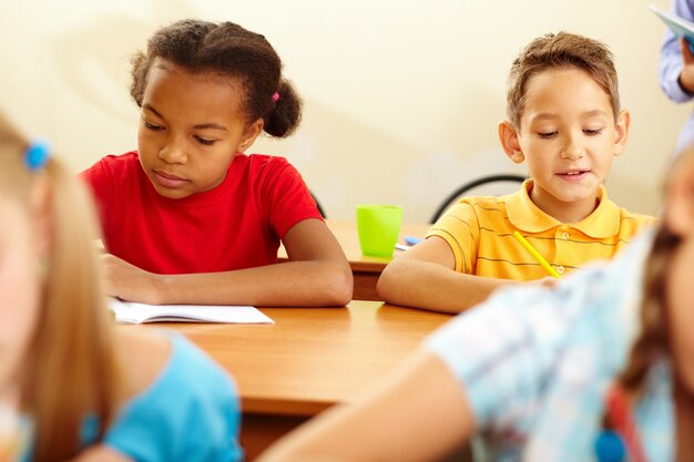 Estudiantes serios en clase de dibujo